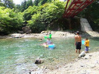 丹沢山地の清流中津川で川遊び 宮ヶ瀬ダムとオギノパンにも寄り道 子どもとおでかけ ｍｉｉのひとり口コミ